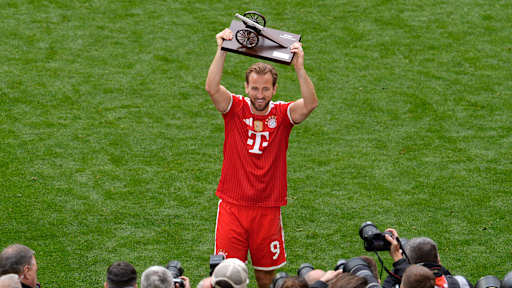 Harry Kane mit der Torjägerkanone für die meisten Tore in der Bundesliga-Saison 2025/26