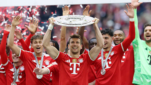 Leon Goretzka hält die Meisterschale lachend nach oben, Übergabe der Meisterschale in der Allianz Arenafür die 35. Deutsche Meisterschaft des FC Bayern
