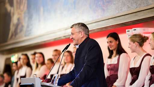 Herbert Hainer beim Empfang im Münchner Rathaus anlässlich des Doublesiegs 2026.