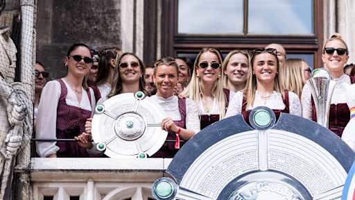 Die FC Bayern Frauen beim Empfang im Münchner Rathaus anlässlich des Doublesiegs 2026.
