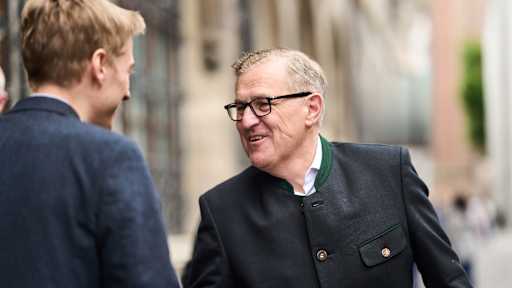 Jan-Christian Dreesen beim Empfang im Münchner Rathaus anlässlich des Doublesiegs 2026.