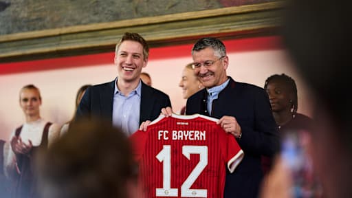 Die FC Bayern Frauen beim Empfang im Münchner Rathaus anlässlich des Doublesiegs 2026.