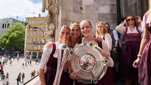 Die FC Bayern Frauen beim Empfang im Münchner Rathaus anlässlich des Doublesiegs 2026.
