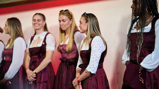 Die FC Bayern Frauen beim Empfang im Münchner Rathaus anlässlich des Doublesiegs 2026.
