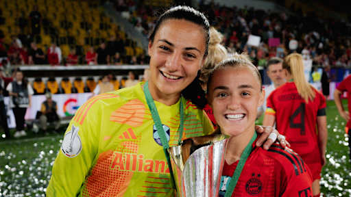Mala Grohs und Georgia Stanway nach dem Supercup-Sieg 2024.