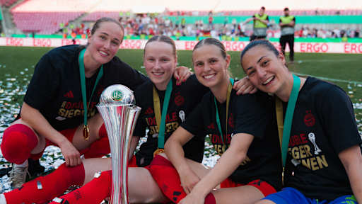 Die FCB-Frauen nach dem Pokalsieg 2025.