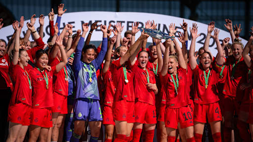Die FC Bayern Frauen bejubeln den Meistertitel 2025.