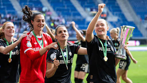 Die FC Bayern Frauen bejubeln den Sieg im Supercup.