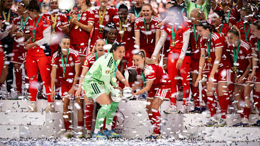 Mala Grohs mit dem DFB-Pokal in den Händen.