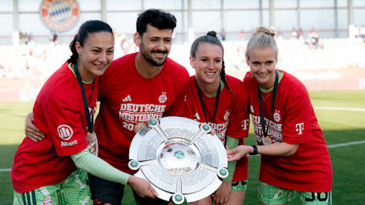 Das Torhüterinnen-Team der FCB-Frauen mit der Meisterschale.