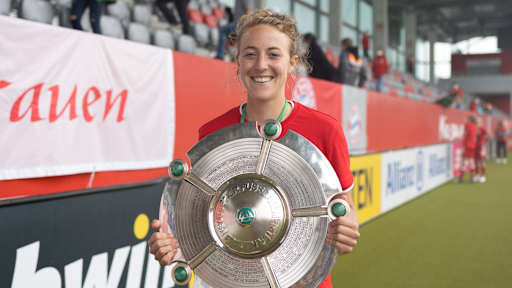 Caro Simon mit der Meisterschale in den Händen.