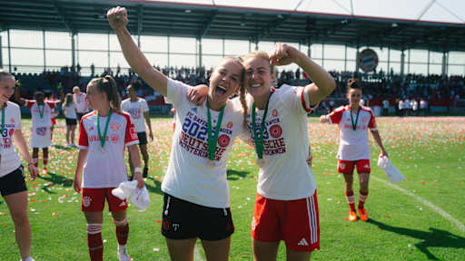 Viggosdottir und Gwinn nach der Meisterschaft 2023.