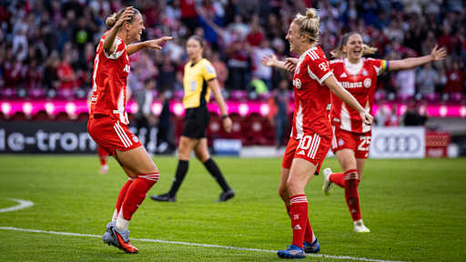 Caro Simon und Klara Bühl bejubeln ein Tor.