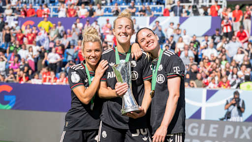 Dallmann, Simon und Zadrazil nach dem Supercupsieg 2026.