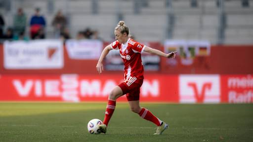 Caro Simon im Einsatz für die FC Bayern Frauen.