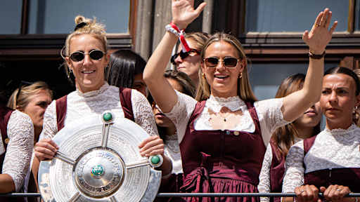 Caro Simon und Klara Bühl auf dem Rathausbalkon.