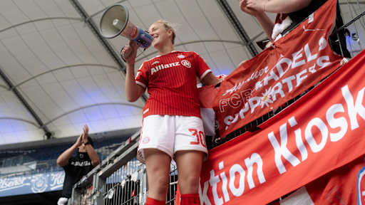 Caro Simon nach dem letzten Saisonspiel in Hamburg auf dem Zaun.