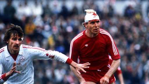 Dieter Hoeneß mit Turban nach einer Platzwunde am Kopf im DFB-Pokal-Finale gegen Nürnberg