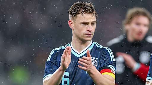 Joshua Kimmich klatscht im Nationalmannschaftstrikot in die Hände