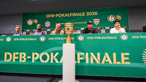 Vincent Kompany, Joshua Kimmich, Atakan Karazor und Sebastian Hoeneß sitzen auf dem Podium bei der PK vor dem DFB-Pokalfinale