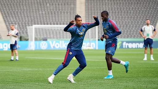 Michael Olise läuft sich warm im Abschlusstraining des FC Bayern vor dem Pokalfinale