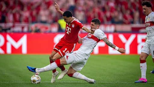 Jamal Musiala führt einen Zweikampf im DFB-Pokal-Finale zwischen dem FC Bayern und dem VfB Stuttgart.
