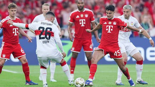 Aleksandar Pavlovic führt einen Zweikampf im DFB-Pokal-Finale zwischen dem FC Bayern und dem VfB Stuttgart.