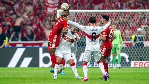 Jonathan Tah führt einen Zweikampf im DFB-Pokal-Finale zwischen dem FC Bayern und dem VfB Stuttgart.