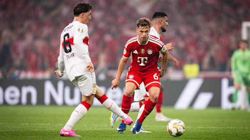 Joshua Kimmich führt einen Zweikampf im DFB-Pokal-Finale zwischen dem FC Bayern und dem VfB Stuttgart.