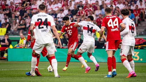 Luis Diaz schießt im DFB-Pokal-Finale zwischen dem FC Bayern und dem VfB Stuttgart.