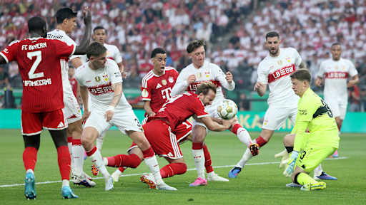 Harry Kane fällt im Strafraum im DFB-Pokal-Finale zwischen dem FC Bayern und dem VfB Stuttgart.