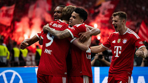 Spieler des FC Bayern bejubeln das Tor zum 1:0 im DFB-Pokal-Finale gegen den VfB Stuttgart.