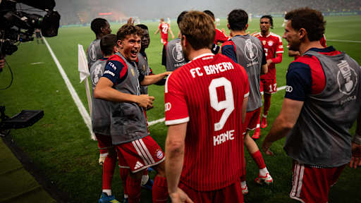 Spieler des FC Bayern bejubeln das Tor zum 2:0 im DFB-Pokal-Finale gegen den VfB Stuttgart.