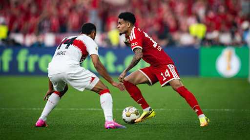 Luis Diaz dribbelt mit dem Ball im DFB-Pokal-Finale zwischen dem FC Bayern und dem VfB Stuttgart.