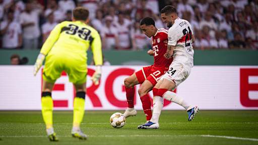 Jamal Musiala dribbelt mit dem Ball im DFB-Pokal-Finale zwischen dem FC Bayern und dem VfB Stuttgart.