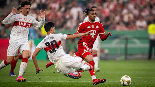 Michael Olise dribbelt mit dem Ball im DFB-Pokal-Finale zwischen dem FC Bayern und dem VfB Stuttgart.
