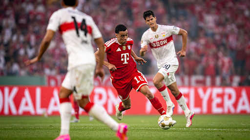 Jamal Musiala dribbelt mit dem Ball im DFB-Pokal-Finale zwischen dem FC Bayern und dem VfB Stuttgart.