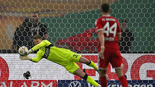 Josip Stanisic schließt ab im DFB-Pokal-Finale zwischen dem FC Bayern und dem VfB Stuttgart.