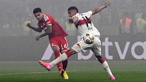 Luis Diaz schließt ab im DFB-Pokal-Finale zwischen dem FC Bayern und dem VfB Stuttgart.