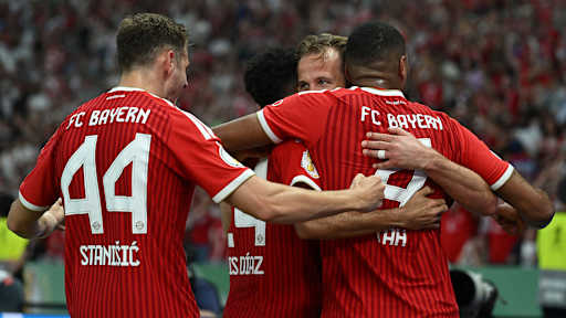 Spieler des FC Bayern bejubeln das Tor zum 1:0 im DFB-Pokal-Finale gegen den VfB Stuttgart.