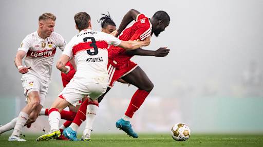Dayot Upamecano dribbelt mit dem Ball im DFB-Pokal-Finale zwischen dem FC Bayern und dem VfB Stuttgart.