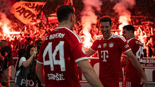 Josip Stanisic und Leon Goretzka bejubeln das Tor zum 3:0 im DFB-Pokal-Finale zwischen dem FC Bayern und dem VfB Stuttgart.