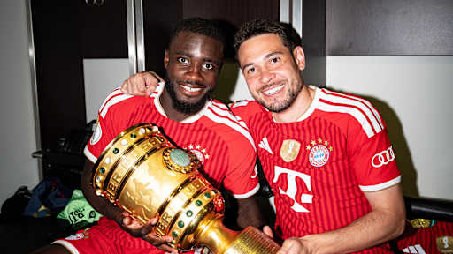 Dayot Upamecano und Raphael Guerreiro feiern nach dem DFB-Pokal-Sieg des FC Bayern im Finale gegen den VfB Stuttgart.