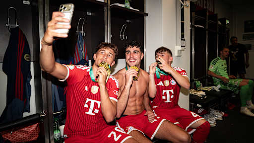 Tom Bischof, Aleksandar Pavlovic und Lennart Karl feiern nach dem DFB-Pokal-Sieg des FC Bayern im Finale gegen den VfB Stuttgart.
