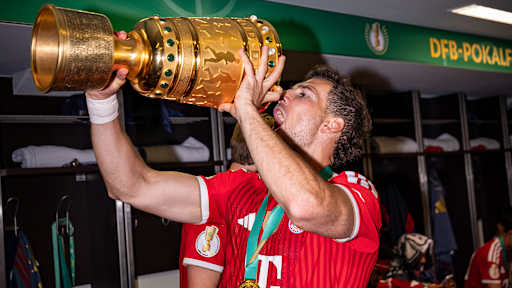 Leon Goretzka feiert nach dem DFB-Pokal-Sieg des FC Bayern im Finale gegen den VfB Stuttgart.