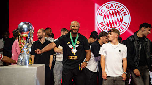 Vincent Kompany auf der Pokalparty des FC Bayern nach dem Finale in Berlin.
