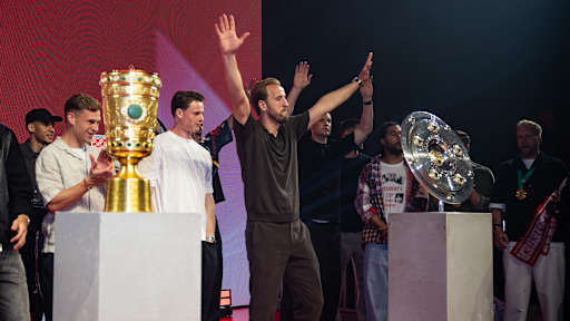 Harry Kane auf der Pokalparty des FC Bayern nach dem Finale in Berlin.