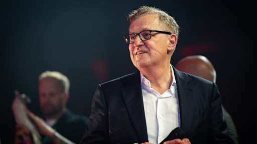 Jan-Christian Dreesen auf der Pokalparty des FC Bayern nach dem Finale in Berlin.