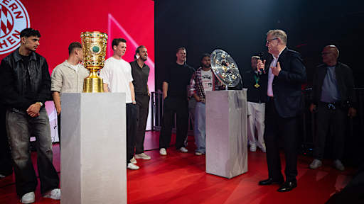 Das Team auf der Pokalparty des FC Bayern nach dem Finale in Berlin.