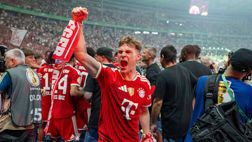 Joshua Kimmich jubelt nach dem Triumph des FC Bayern im DFB-Pokal-Finale gegen den VfB Stuttgart.